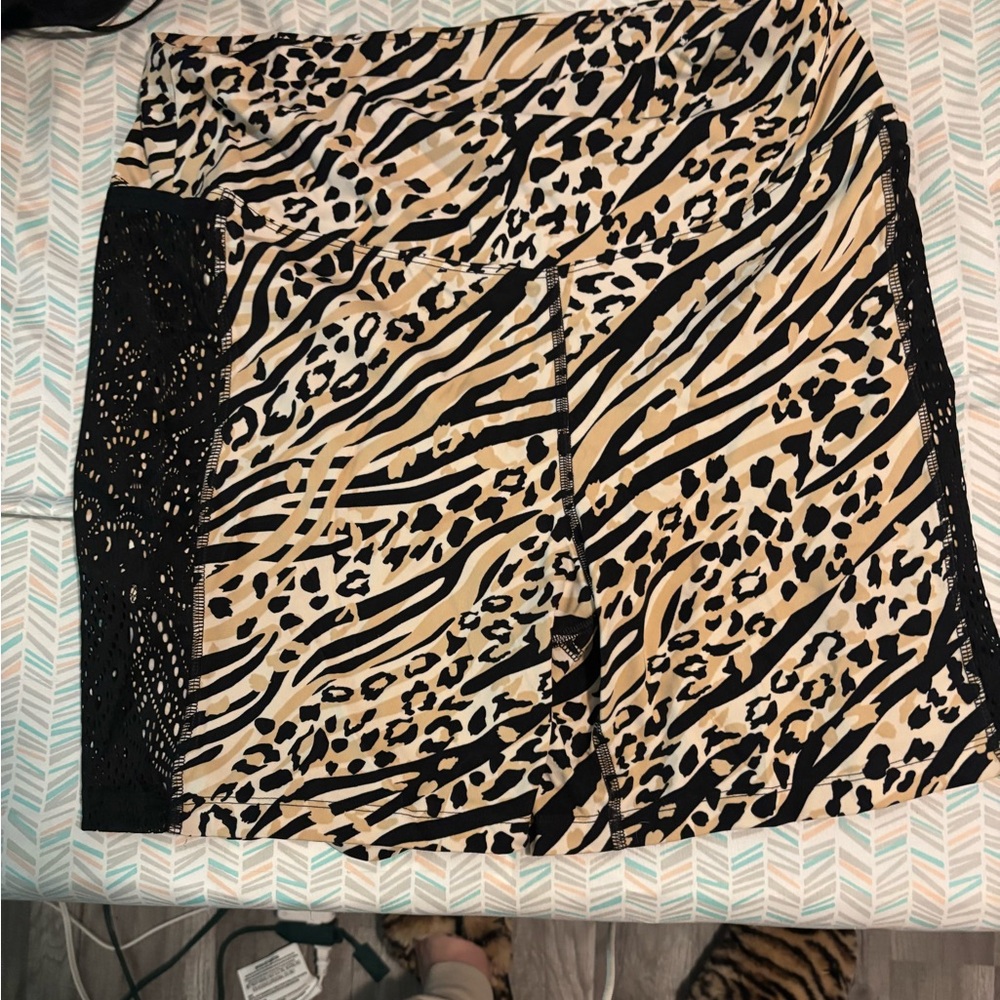 VS PINK CHEETAH BIKER SHORTS SZ XL